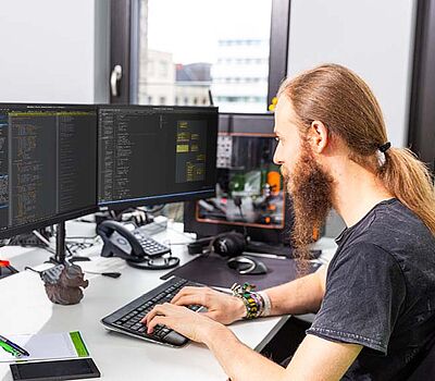 Software Entwickler bei der Arbeit - Software developers at work